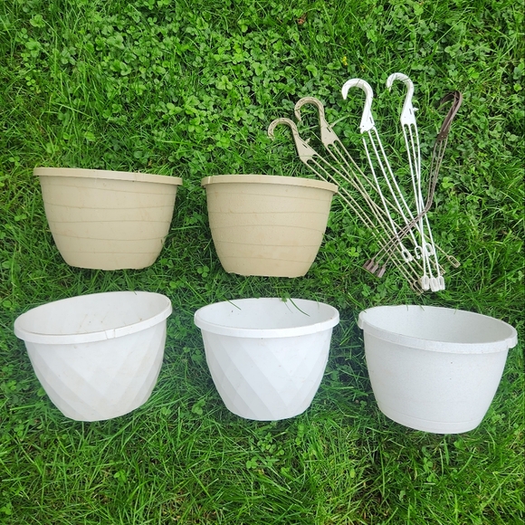 5 Plastic Hanging Flower Pots - Picture 1 of 7